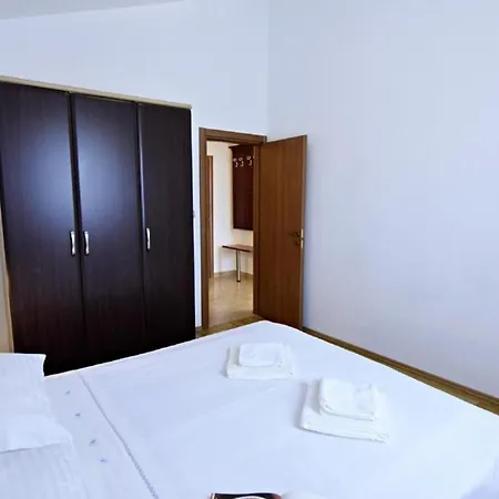 Apartment Klimatisierte In Tar Mit Gemeinschaftlichem Pool, Grill Und Garten