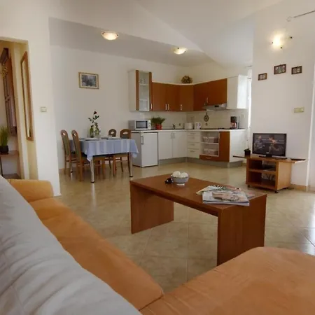 Klimatisierte In Tar Mit Gemeinschaftlichem Pool, Grill Und Garten Apartment *