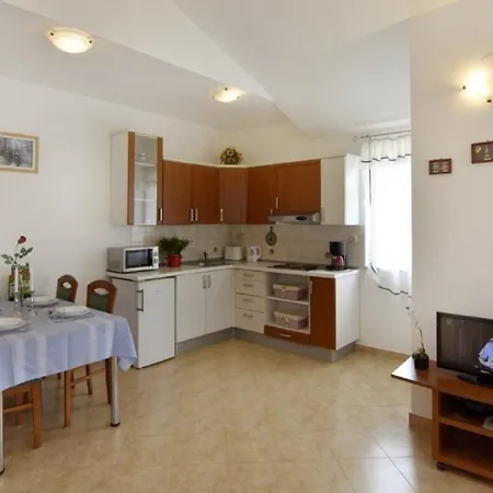 Klimatisierte In Tar Mit Gemeinschaftlichem Pool, Grill Und Garten * Porec