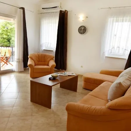 Klimatisierte In Tar Mit Gemeinschaftlichem Pool, Grill Und Garten Apartment *