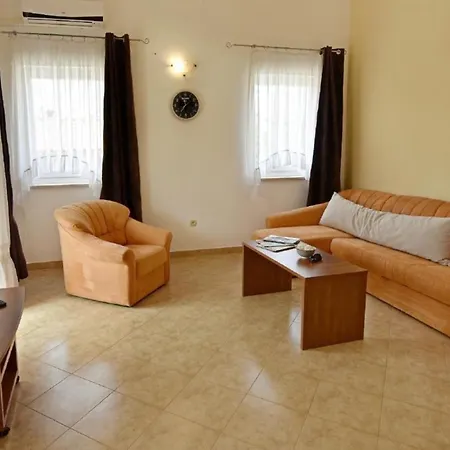 Klimatisierte In Tar Mit Gemeinschaftlichem Pool, Grill Und Garten Apartment *