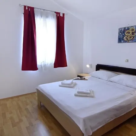 Lejlighed Klimatisierte In Tar Mit Gemeinschaftlichem Pool, Grill Und Garten *