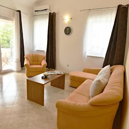 Lejlighed Klimatisierte In Tar Mit Gemeinschaftlichem Pool, Grill Und Garten *